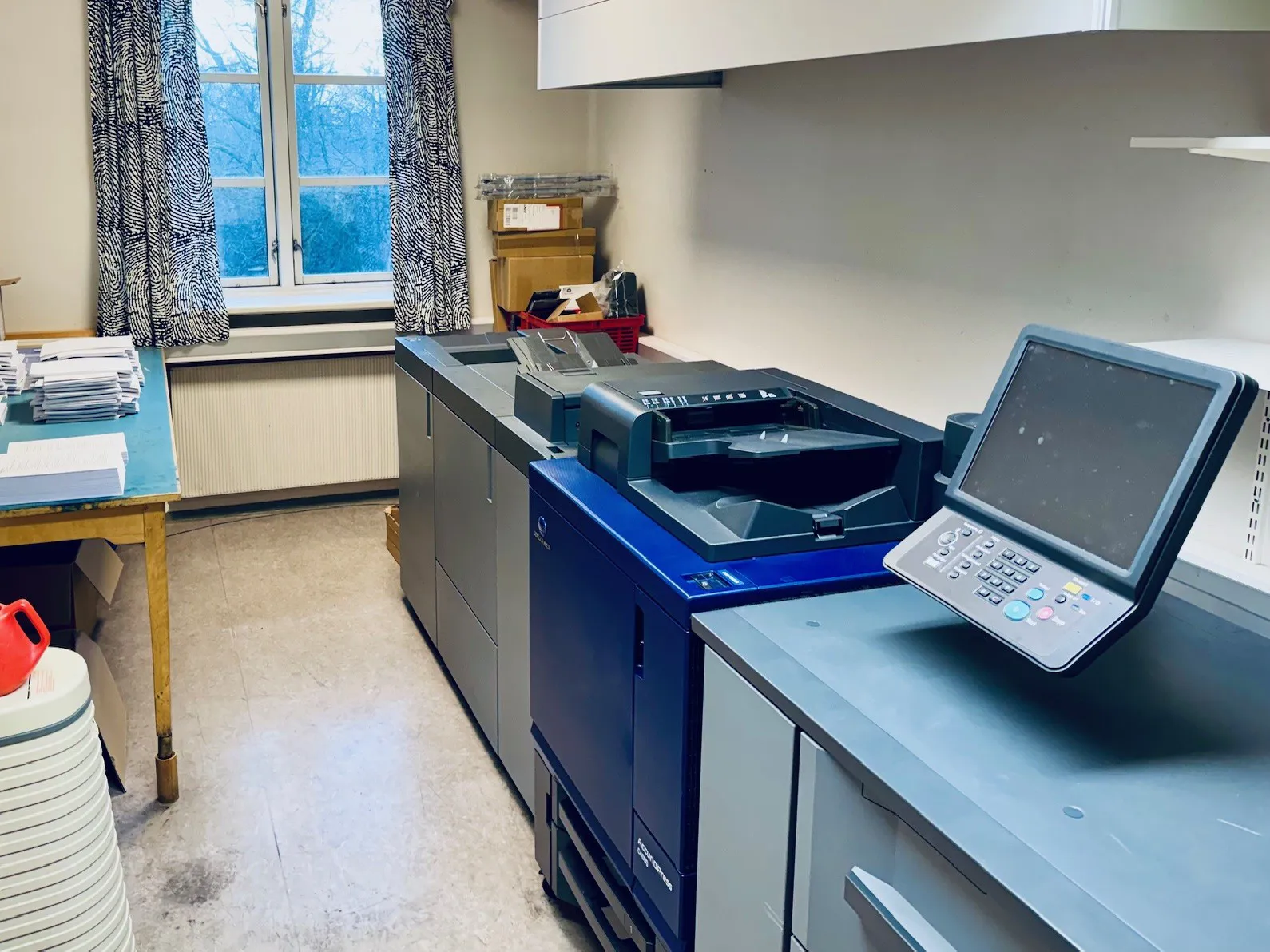 En trykkprinter på et skrivebord