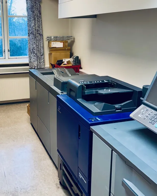 En trykkprinter på et skrivebord
