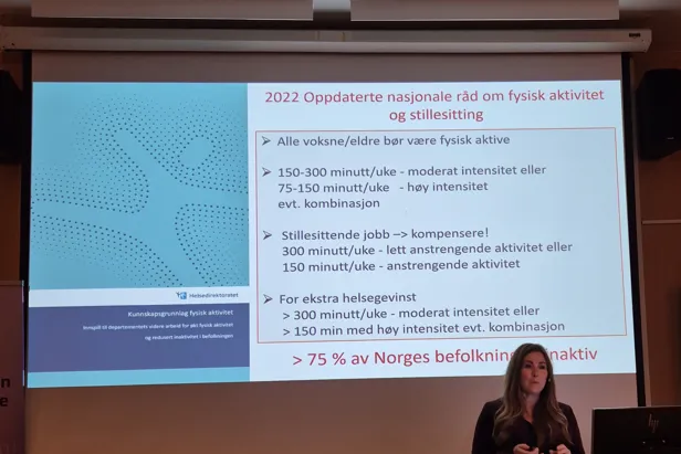 En person som står foran en projeksjonsskjerm