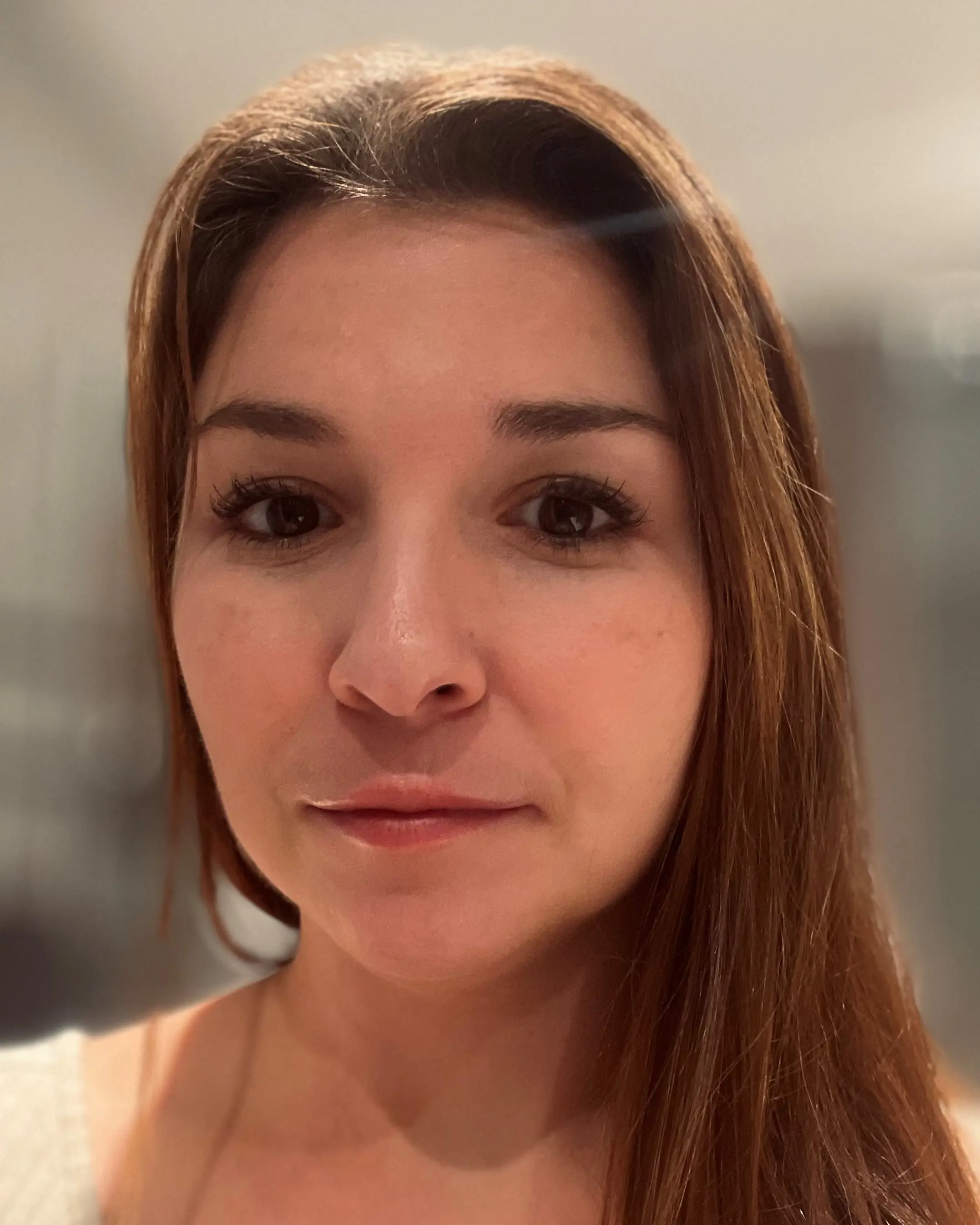 En kvinne med langt hår