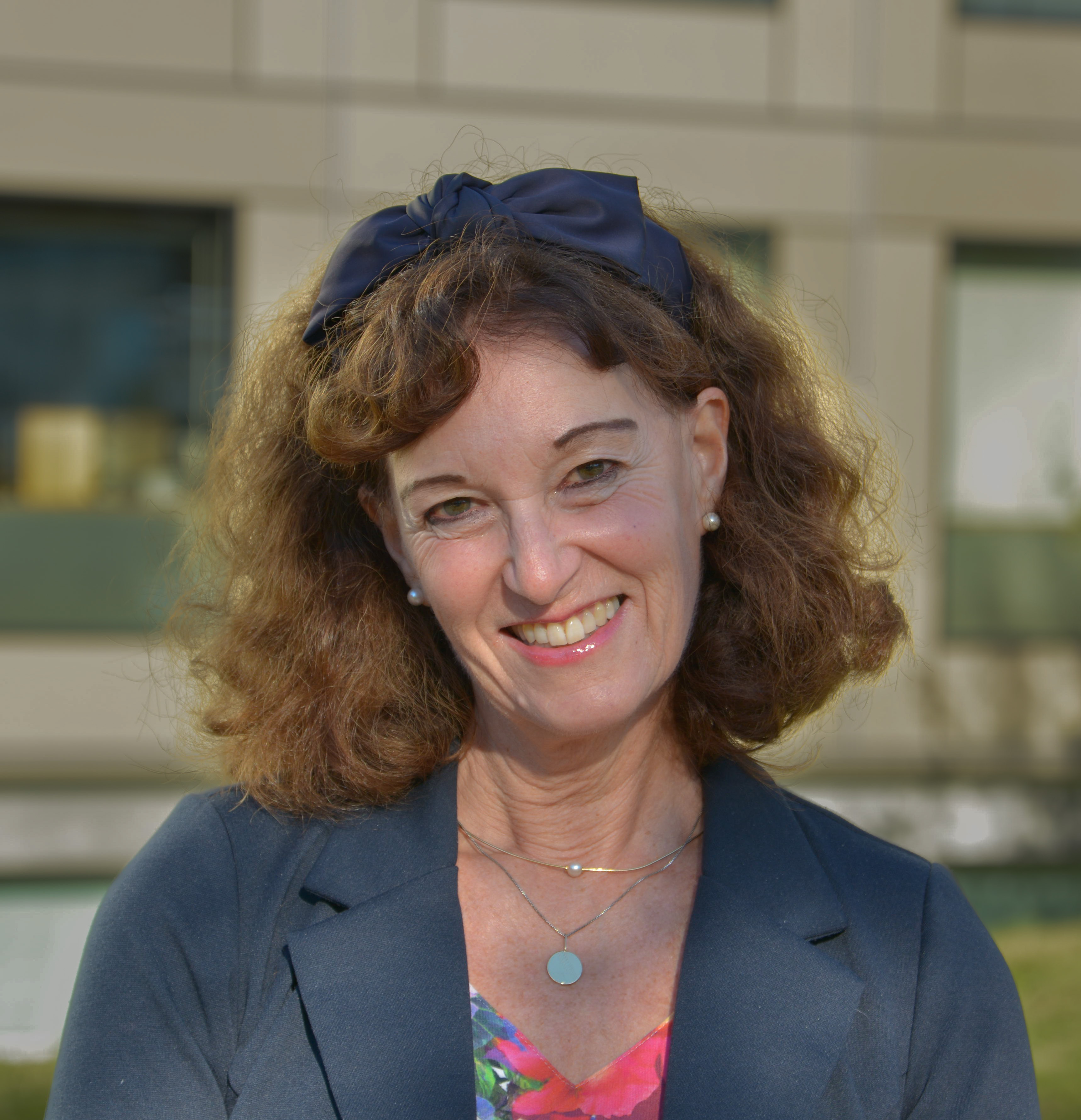 En kvinne med en blå kjole