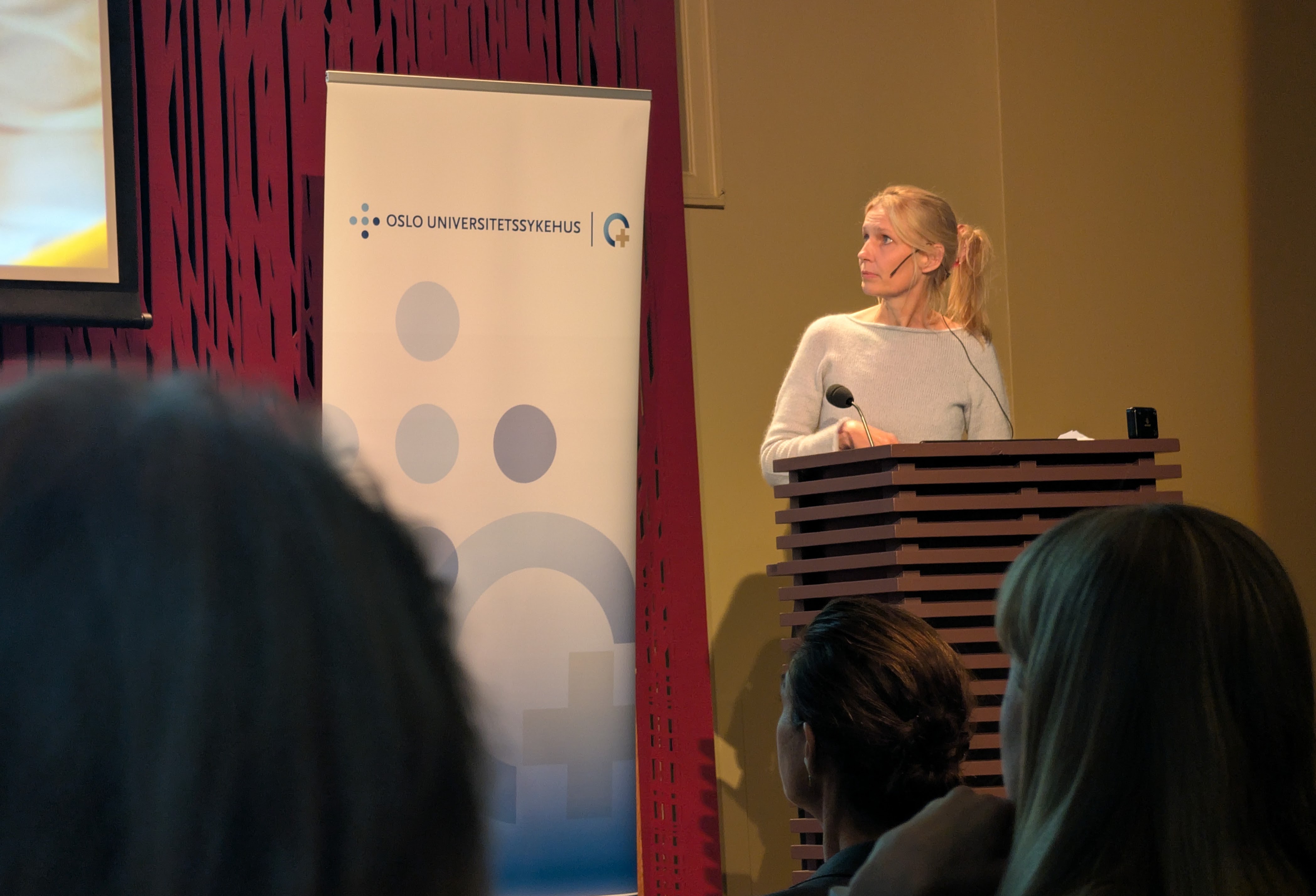 Bilde av Kristin Lie Romm som presenterte pasienters og behandleres erfaringer med videokonsultasjoner i psykisk helsevern.