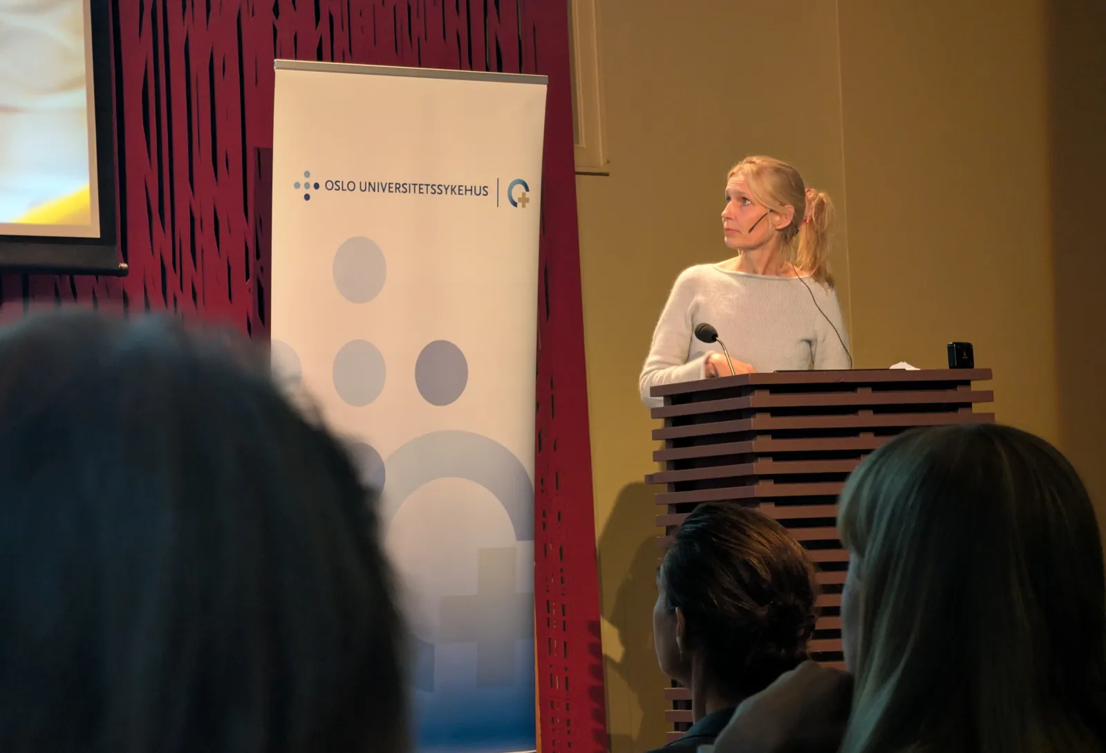 Bilde av Kristin Lie Romm som presenterte pasienters og behandleres erfaringer med videokonsultasjoner i psykisk helsevern.