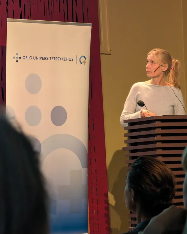 Bilde av Kristin Lie Romm som presenterte pasienters og behandleres erfaringer med videokonsultasjoner i psykisk helsevern.