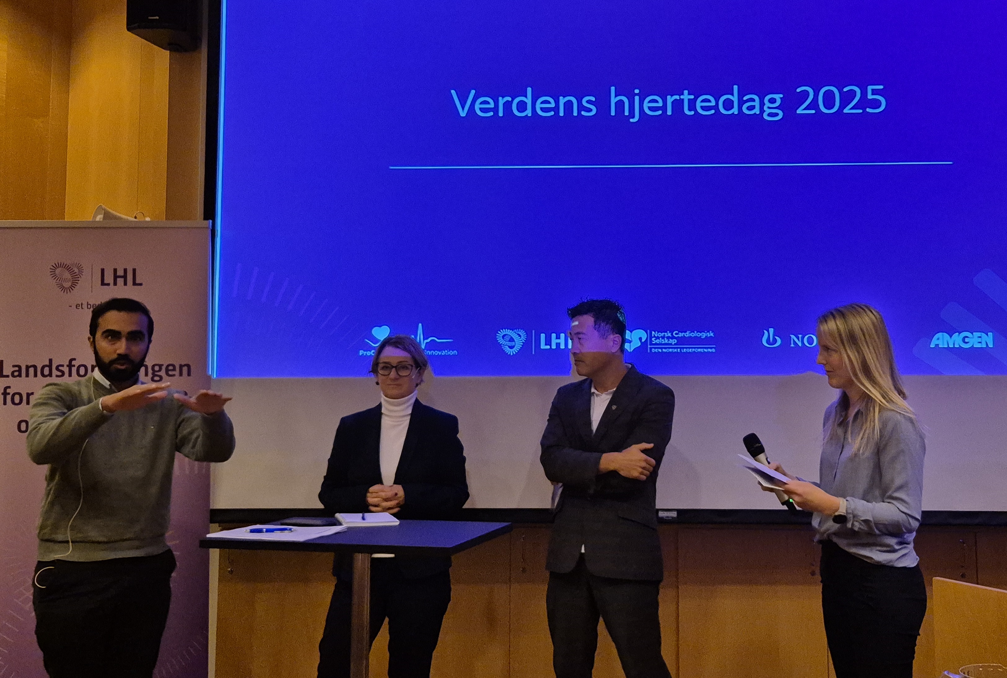 Usman Ahmad Mushtaq, Tone Trøan, Magne Wang Fredriksen og Yngvild Larsen Schei under den politiske paneldebatten om bedre oppfølging av hjertepasienter i Norge.