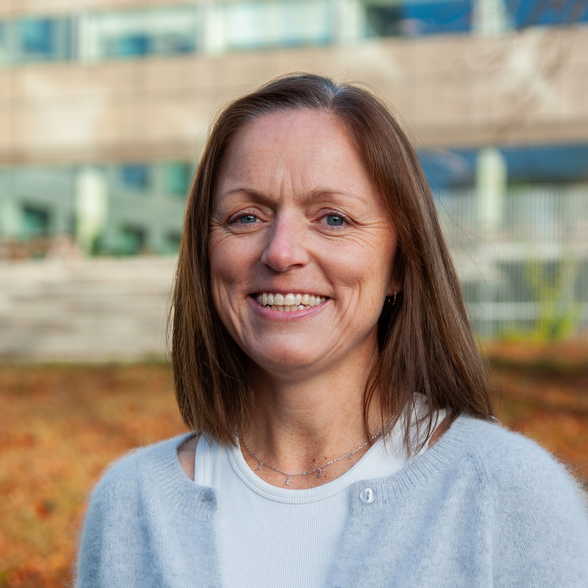 En person som smiler til kameraet