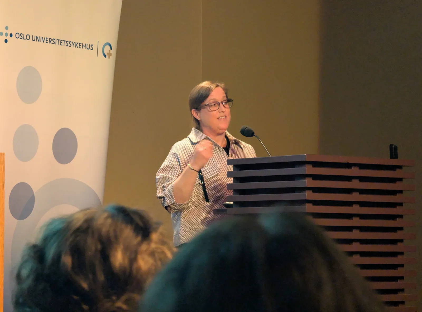 Bilde av Martine Michelsen som delte egne erfaringer med hvordan livet på nett kan påvirke mennesker som er psykisk sårbare.