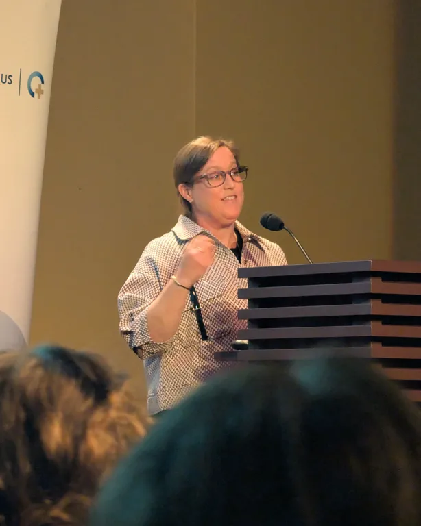 Bilde av Martine Michelsen som delte egne erfaringer med hvordan livet på nett kan påvirke mennesker som er psykisk sårbare.
