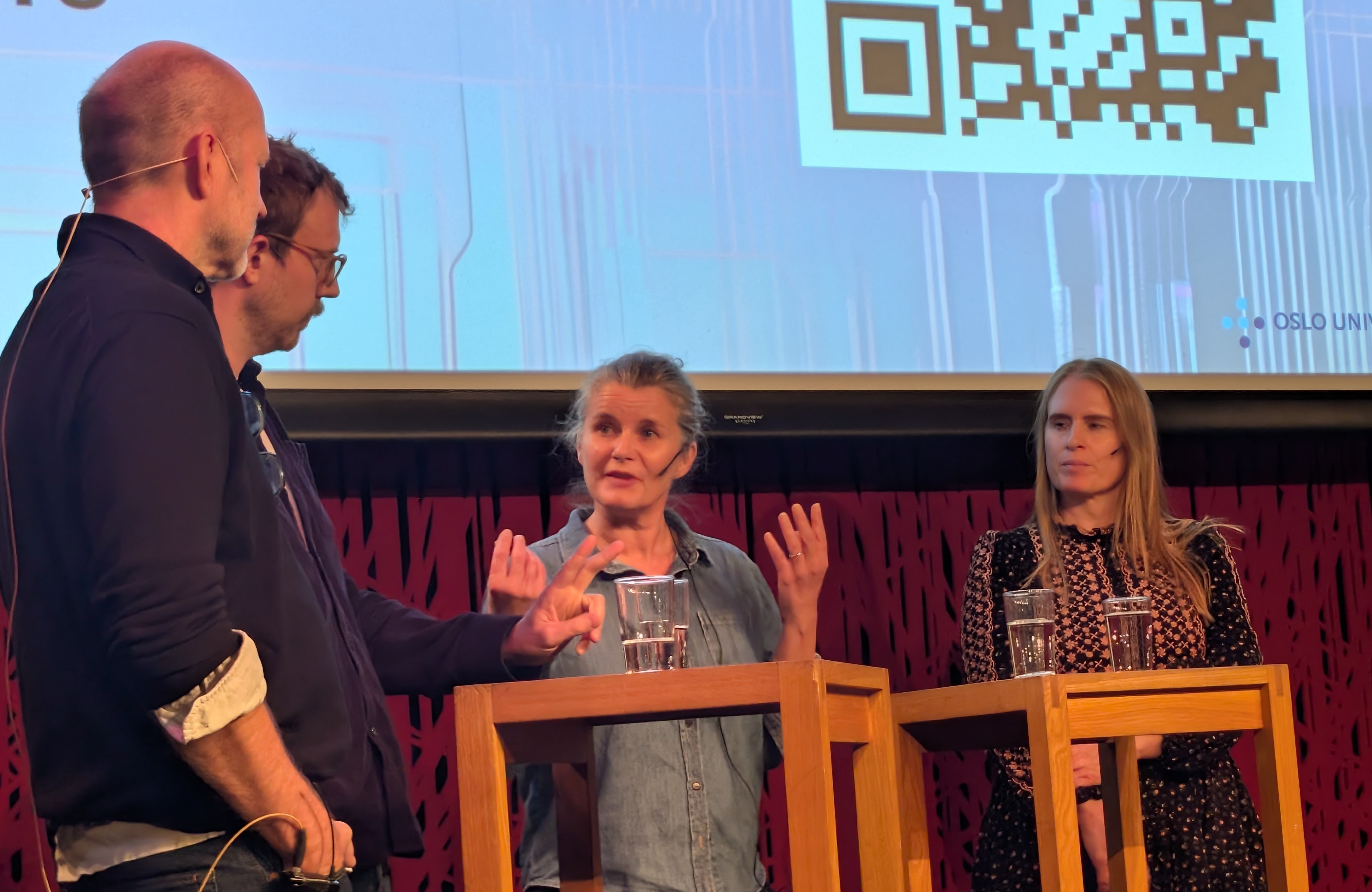Ingrid Dieset (midten) løftet fram etiske dilemmaer knyttet til pasienters tilgang til mobiltelefon og internett i akuttpsykiatrien.