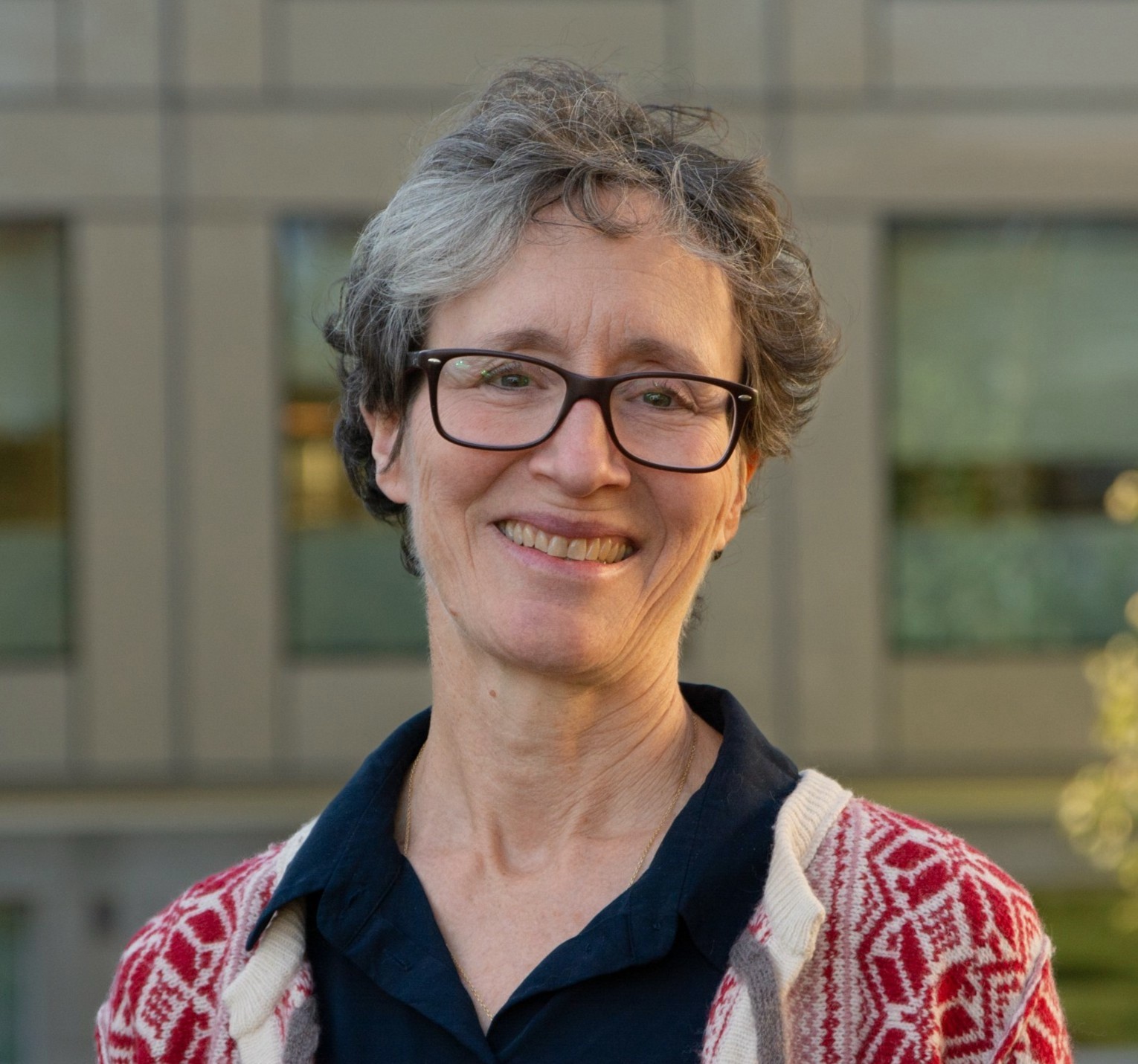 En person som bruker briller