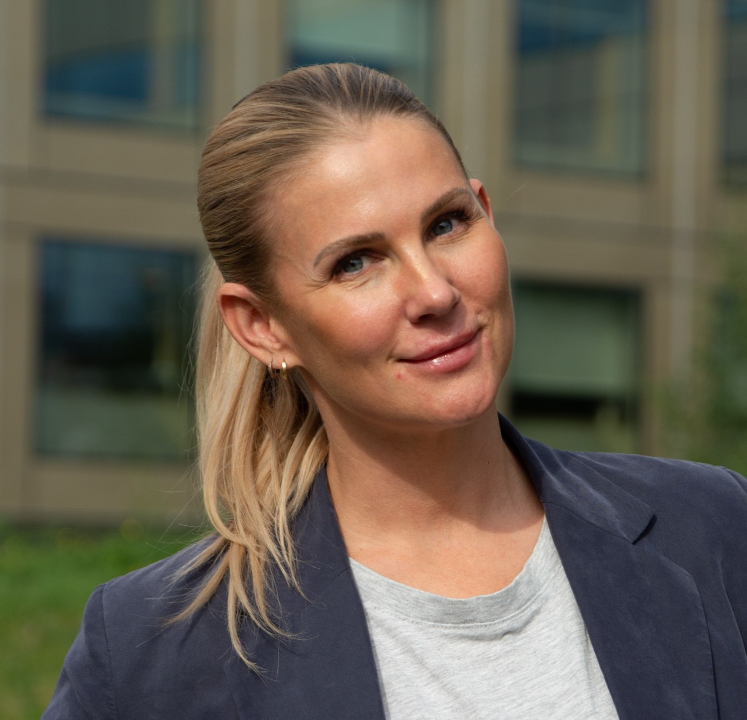 En kvinne som smiler til kameraet