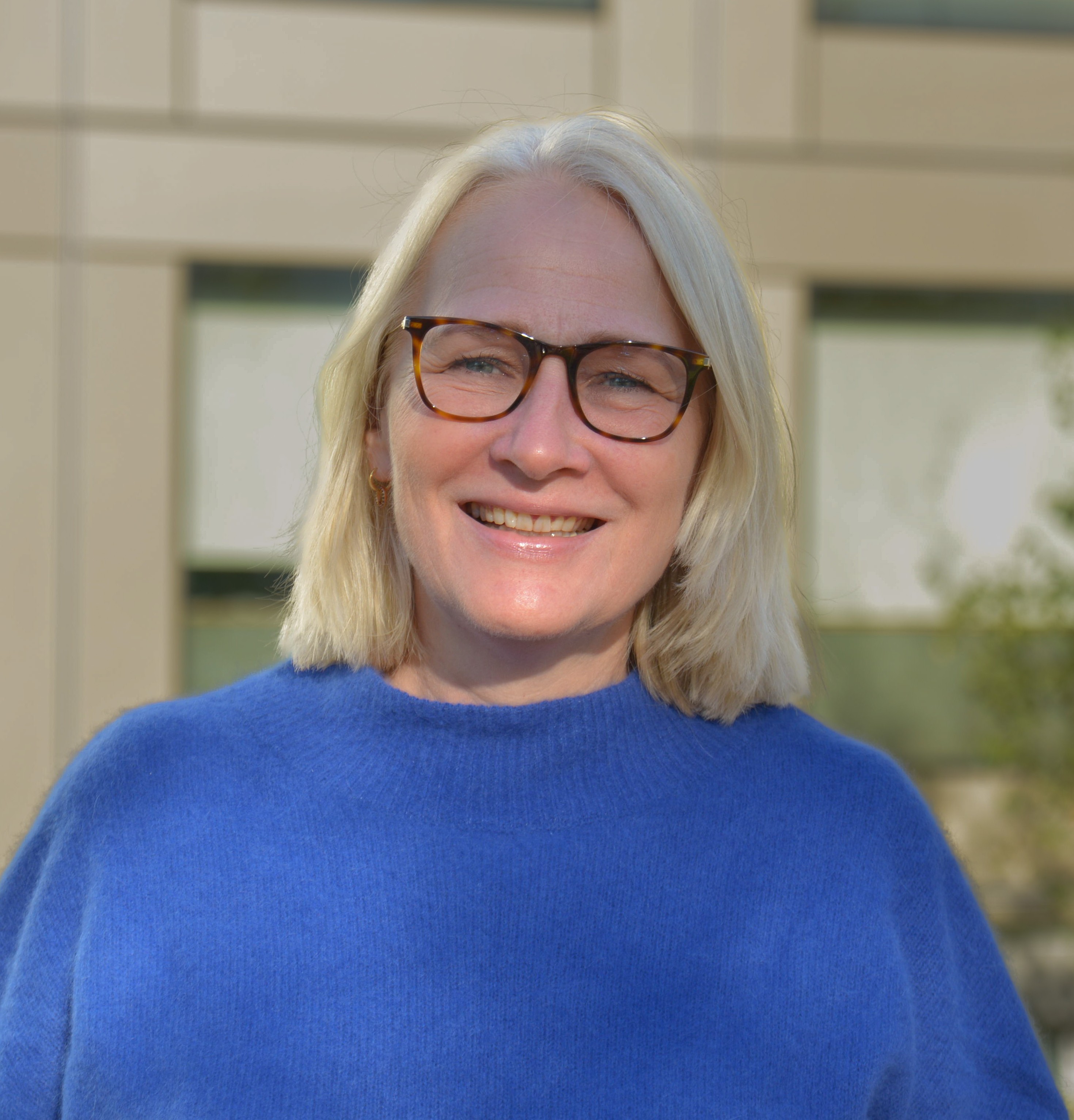 En kvinne som bruker briller