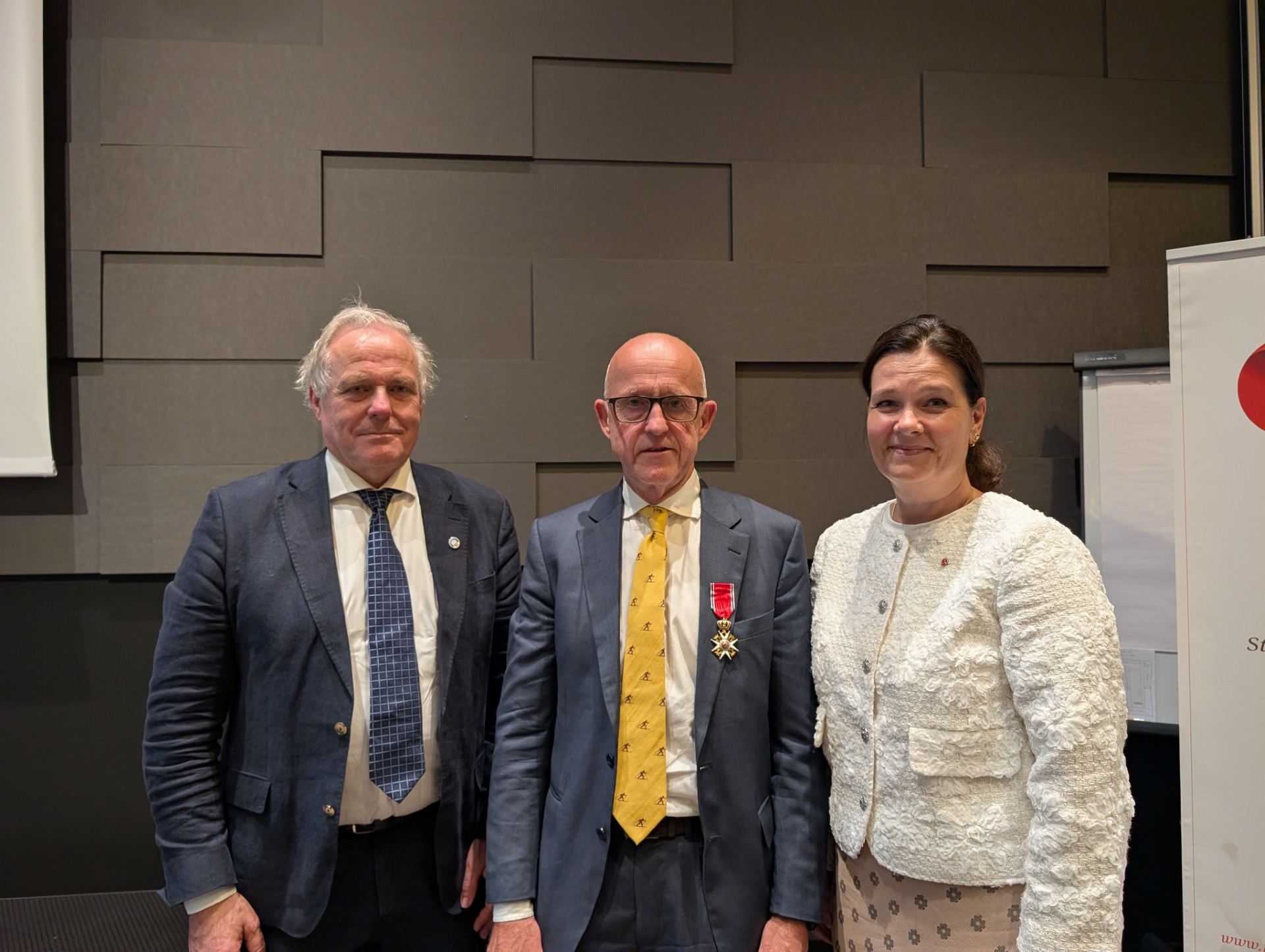 En gruppe mennesker som poserer for et bilde