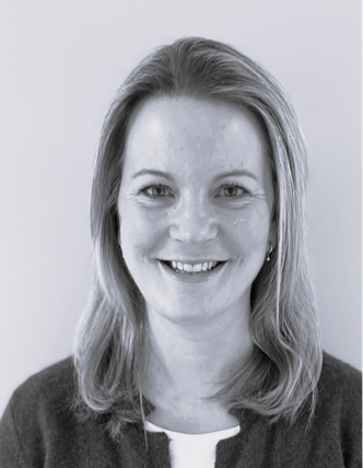 En kvinne som smiler til kameraet