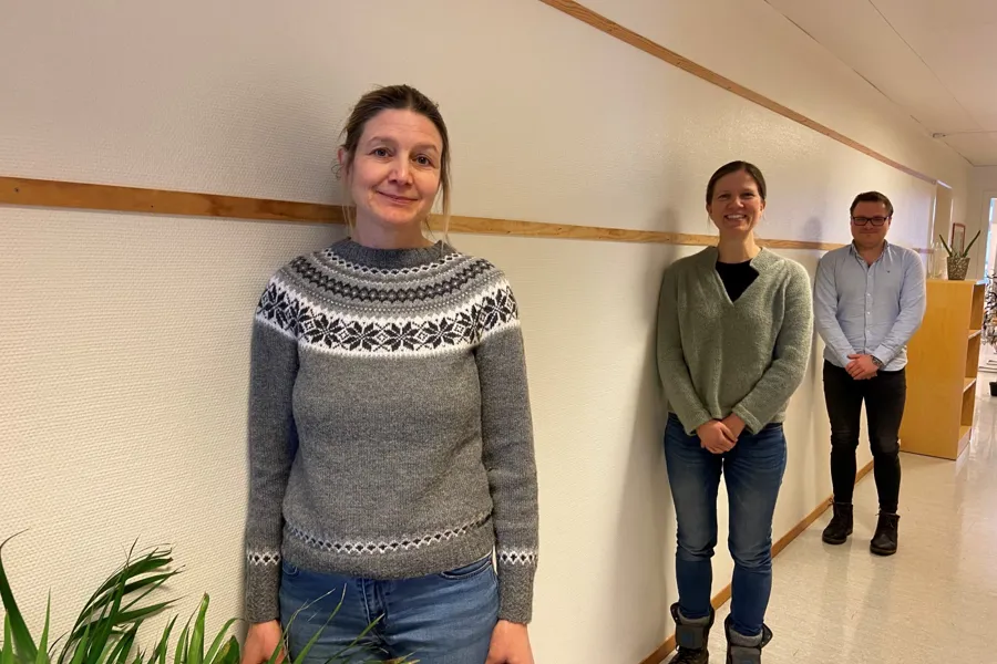 En gruppe mennesker som poserer for et bilde