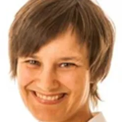 Et nærbilde av en smilende person