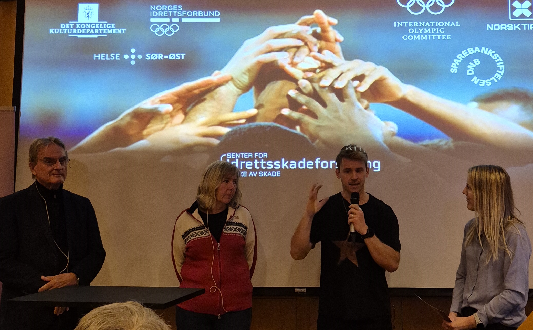 Bilde av de tre paneldebattantene, Erik Ekker Solberg, Hilde Moseby Berge og Carl-Erik Torp, samt ordstyrer Yngvild Larsen Schei.