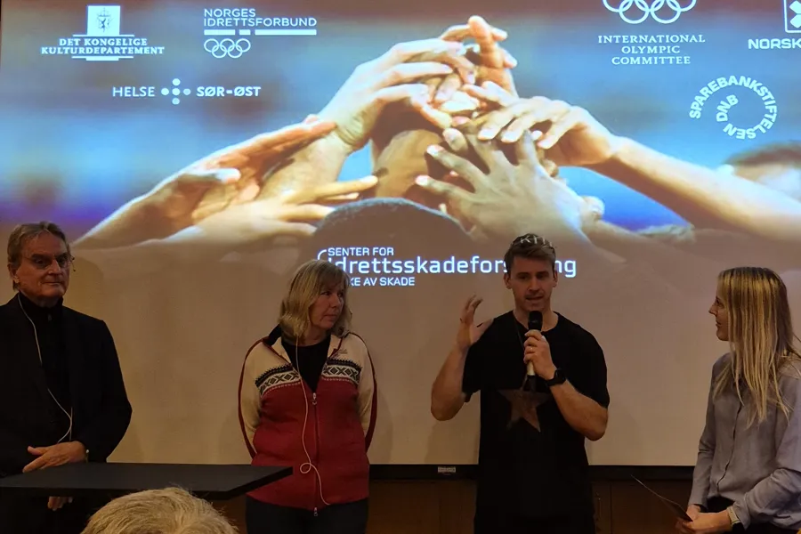 Bilde av de tre paneldebattantene, Erik Ekker Solberg, Hilde Moseby Berge og Carl-Erik Torp, samt ordstyrer Yngvild Larsen Schei.