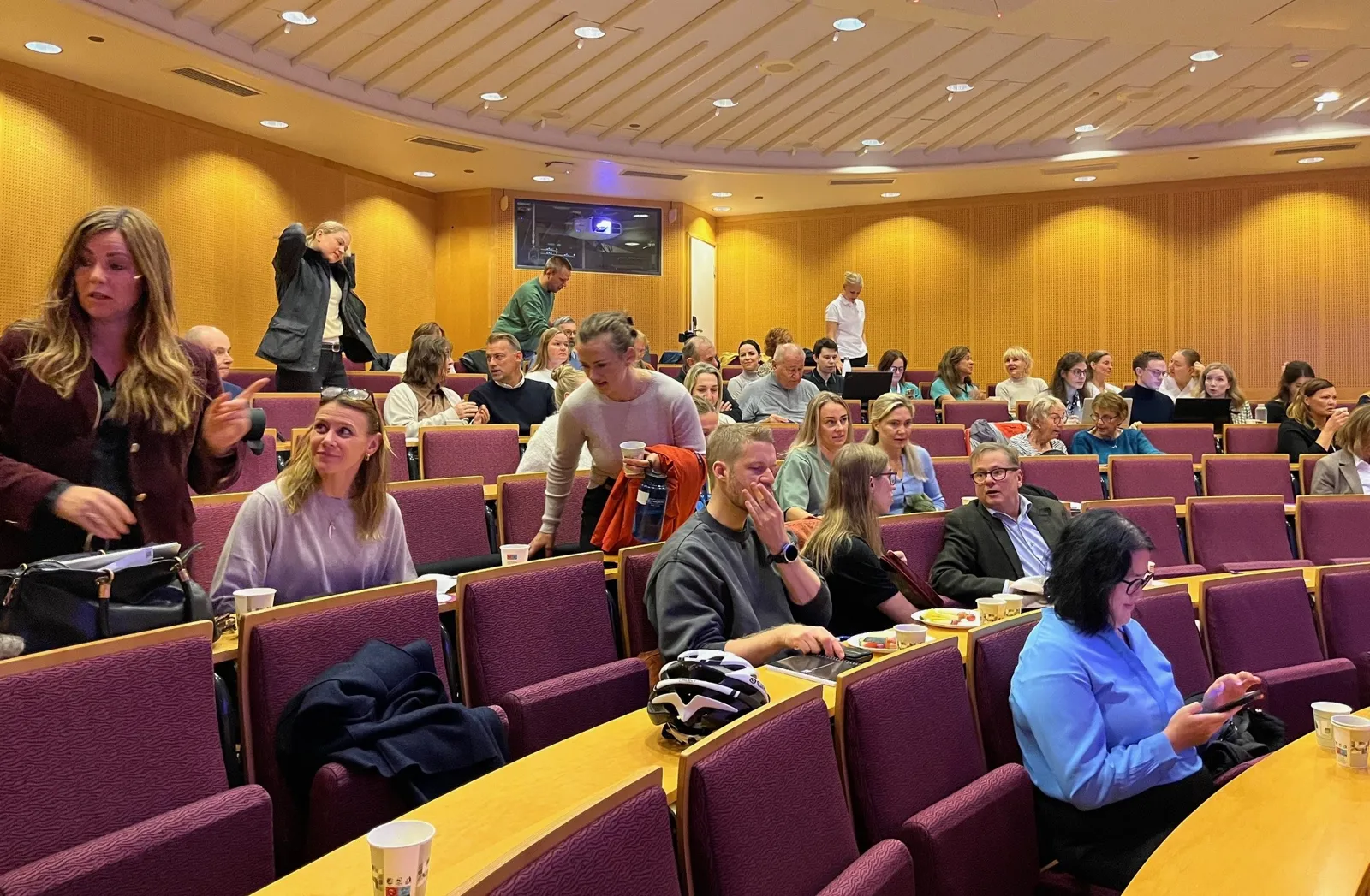 Bilde av deltakerne i auditoriet på Rikshospitalet