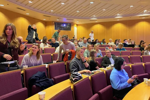 Bilde av deltakerne i auditoriet på Rikshospitalet