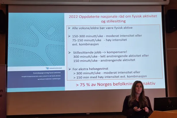 Elisabeth Vesterbekkmo under hennes presentasjon om fysisk aktivitet