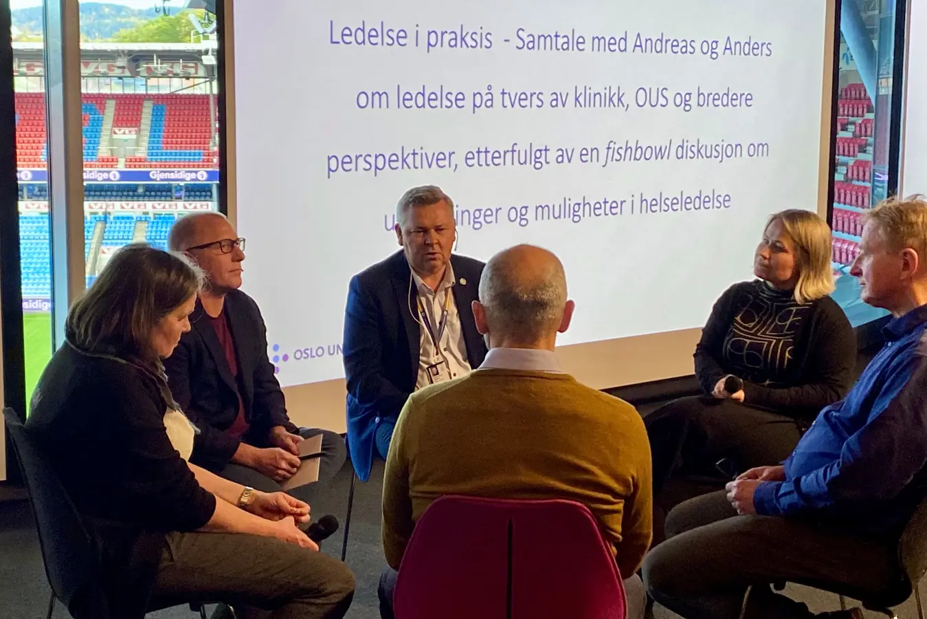 En gruppe mennesker som sitter i stoler