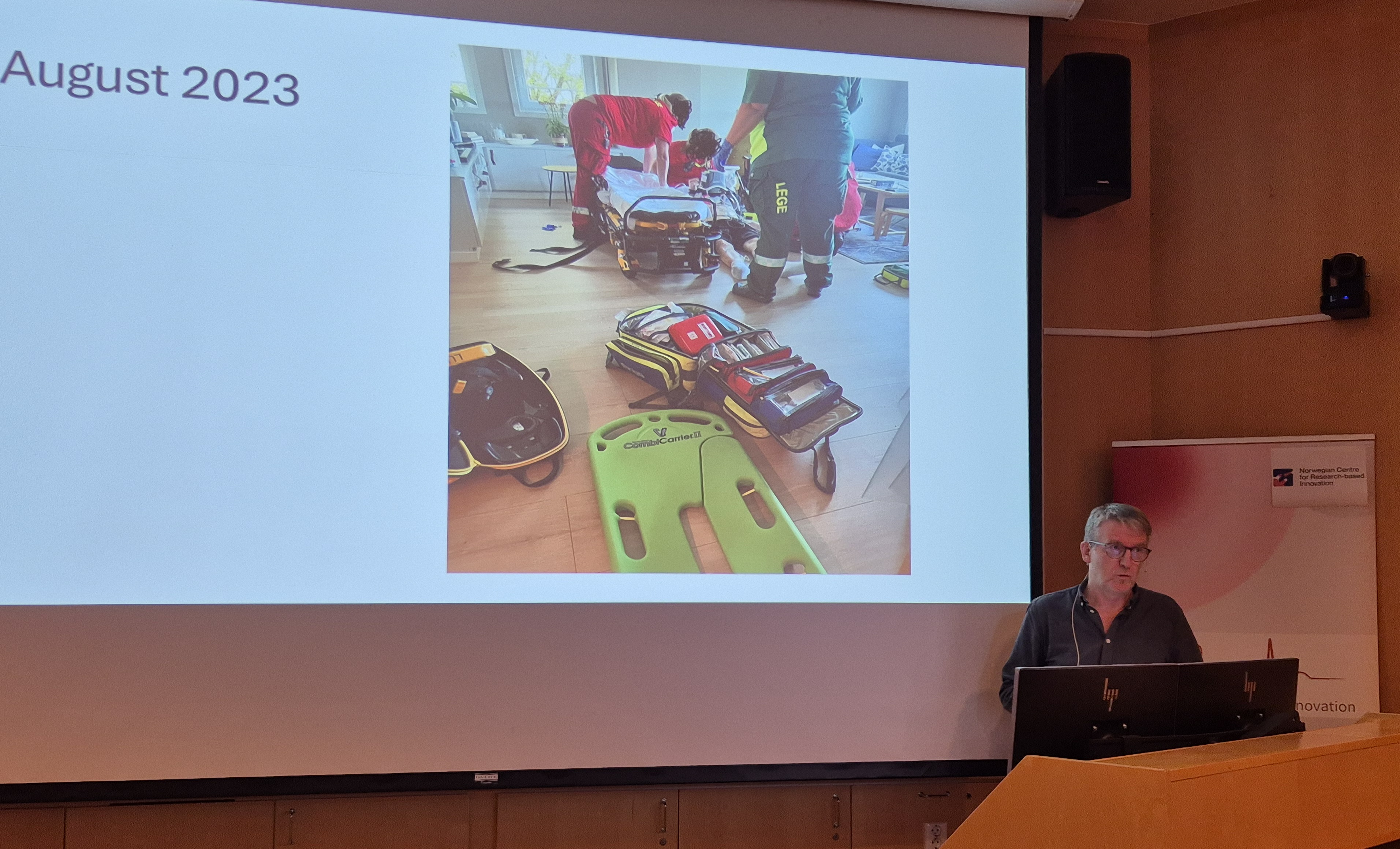 Livar Hølland viser et bilde fra hans hjertestans