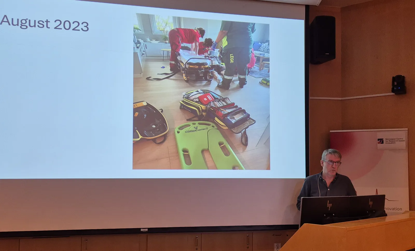 Livar Hølland viser et bilde fra hans hjertestans