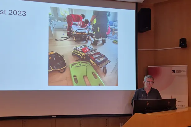 Livar Hølland viser et bilde fra hans hjertestans