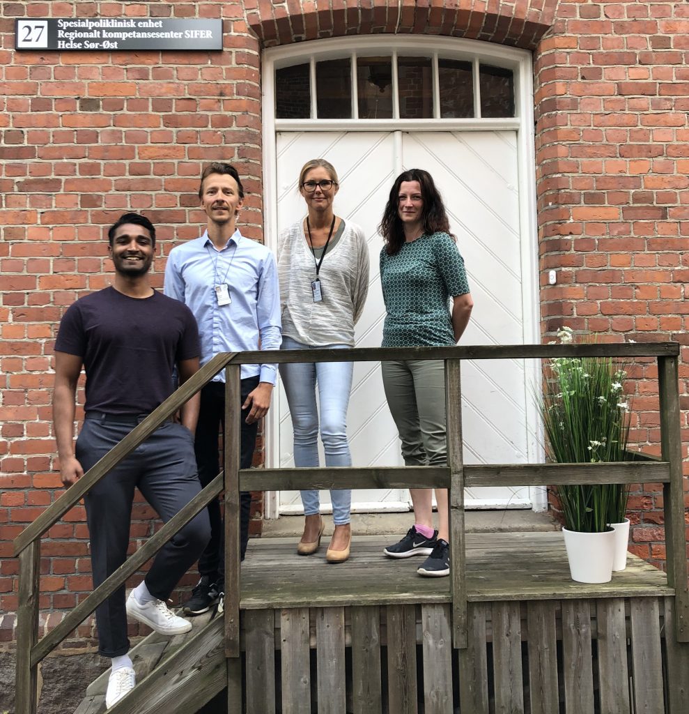 Ansatte i SPE som står foran bygg 27 på Gaustad