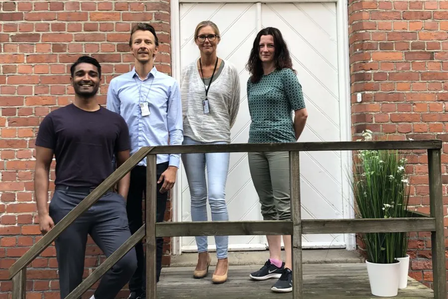 Ansatte i SPE som står foran bygg 27 på Gaustad