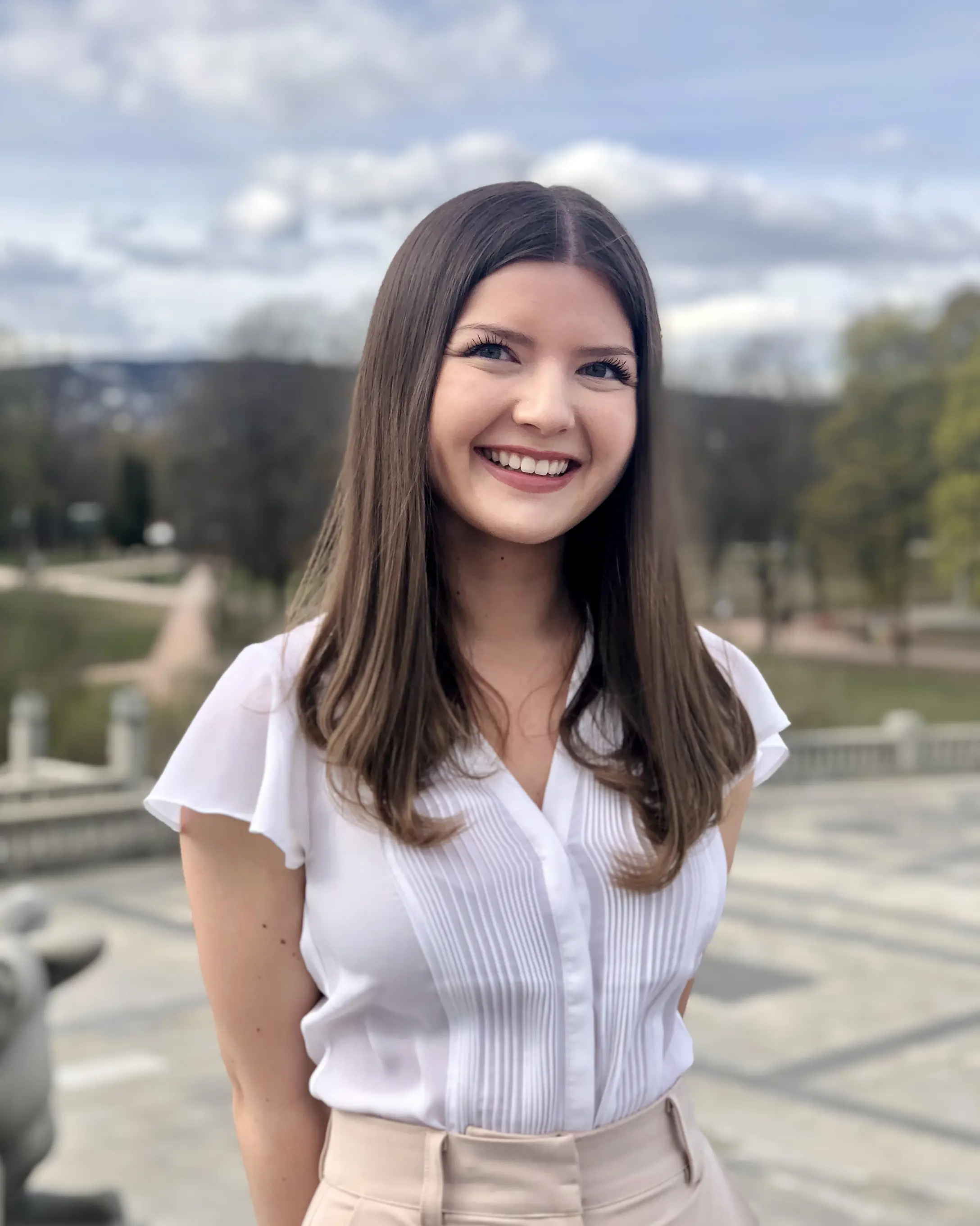 En kvinne som smiler til kameraet