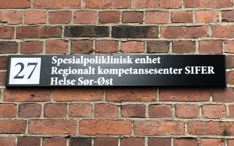 Et skilt på en murvegg