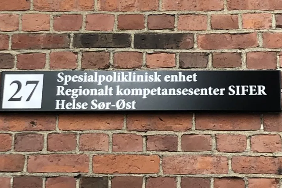 Et skilt på en murvegg