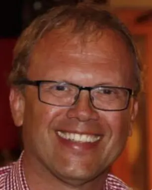 Et nærbilde av en mann som smiler