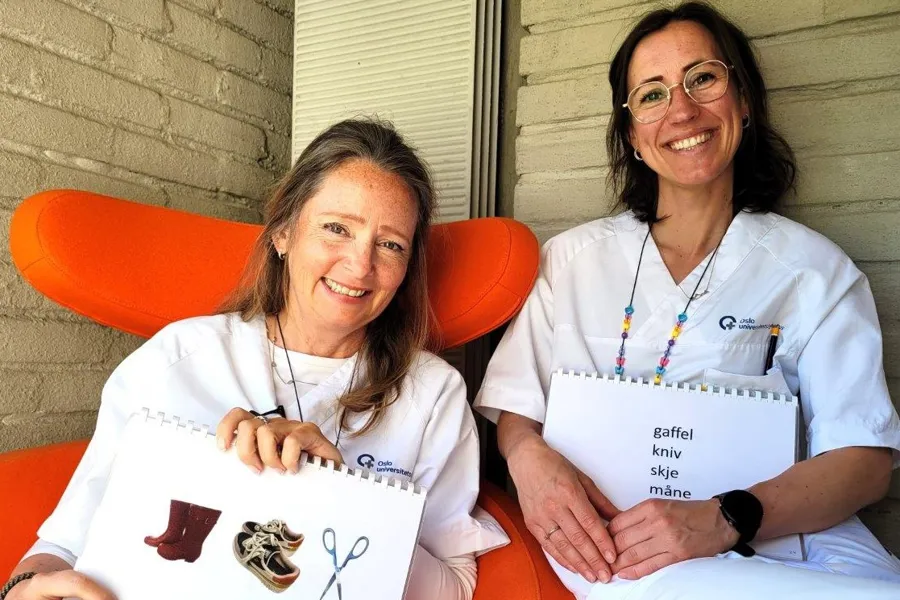 Annette Holth Skogan og Lisa Evju Hauger med testprotokoller som benyttes under operasjonen..