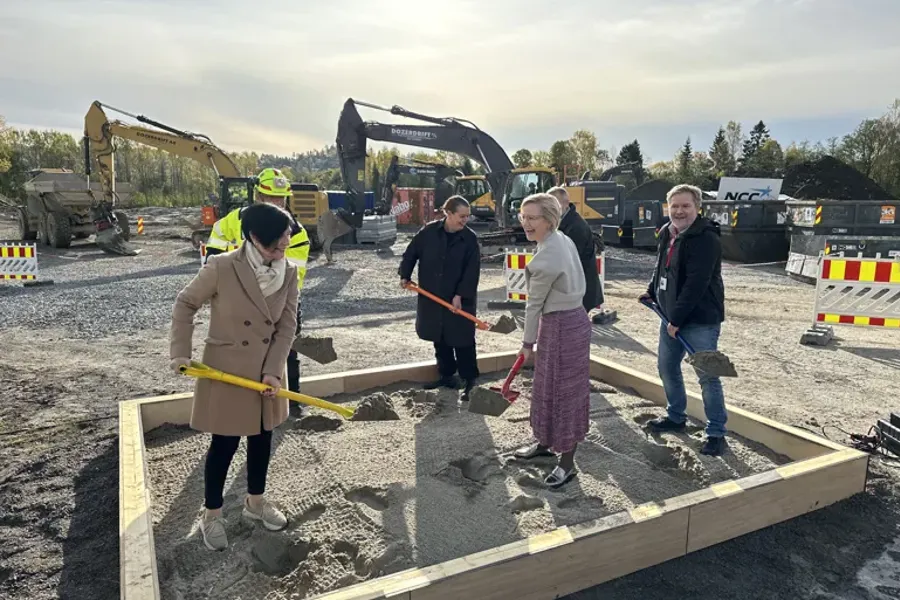 En gruppe mennesker som arbeider på en byggeplass