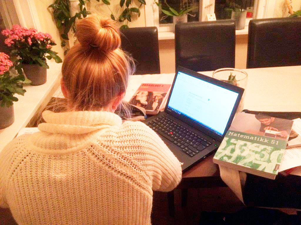 Illustrasjonsbilde av student med PC og bøker