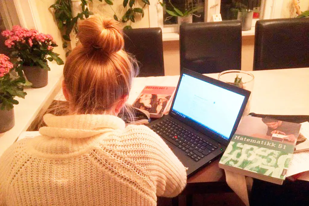 Illustrasjonsbilde av student med PC og bøker