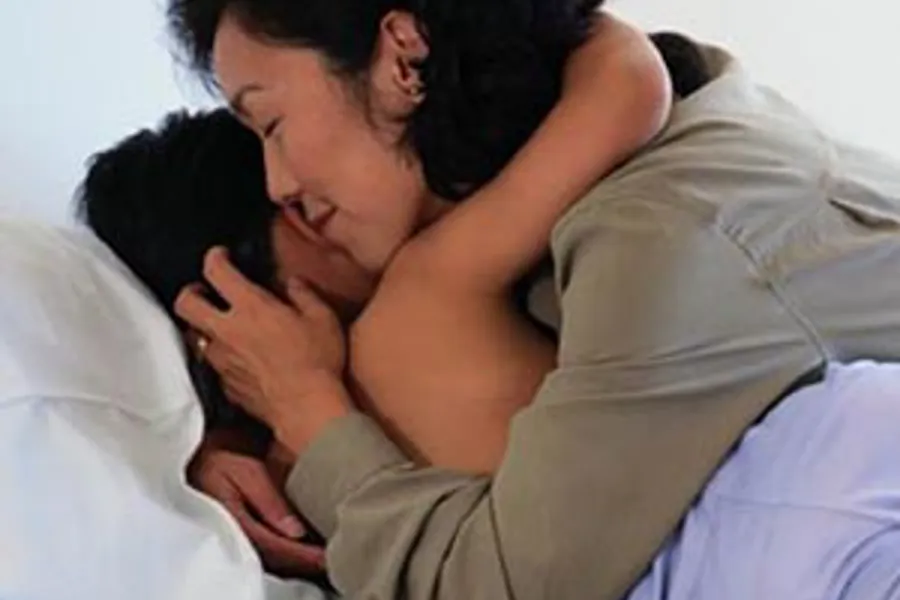 En mann og kvinne som kysser