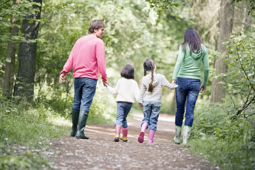 En familie som går på en sti