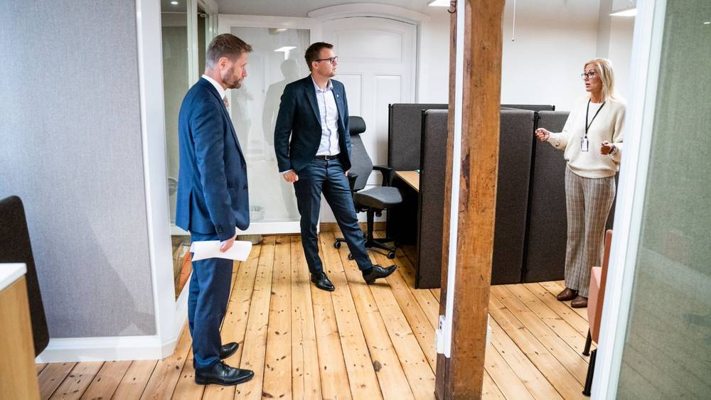 En gruppe mennesker som går i gangen