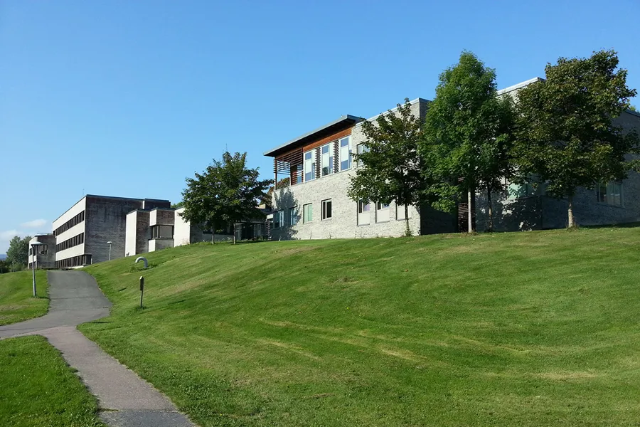 Fasadebilde av bygg A og B på SSE.