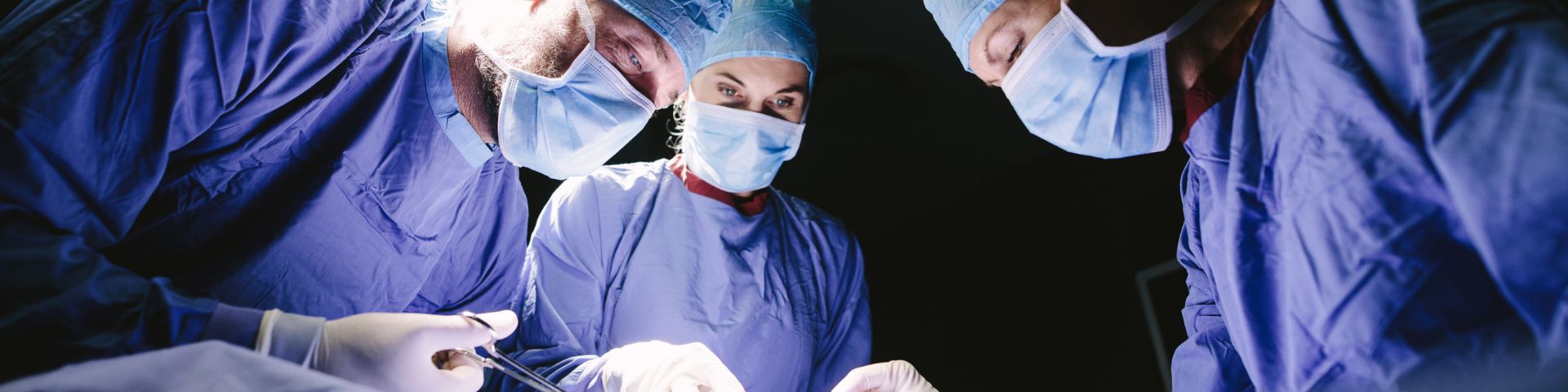 En gruppe kirurger som utfører kirurgi