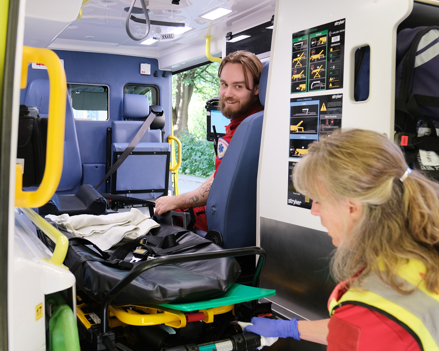 Helsepersonell i ambulanse