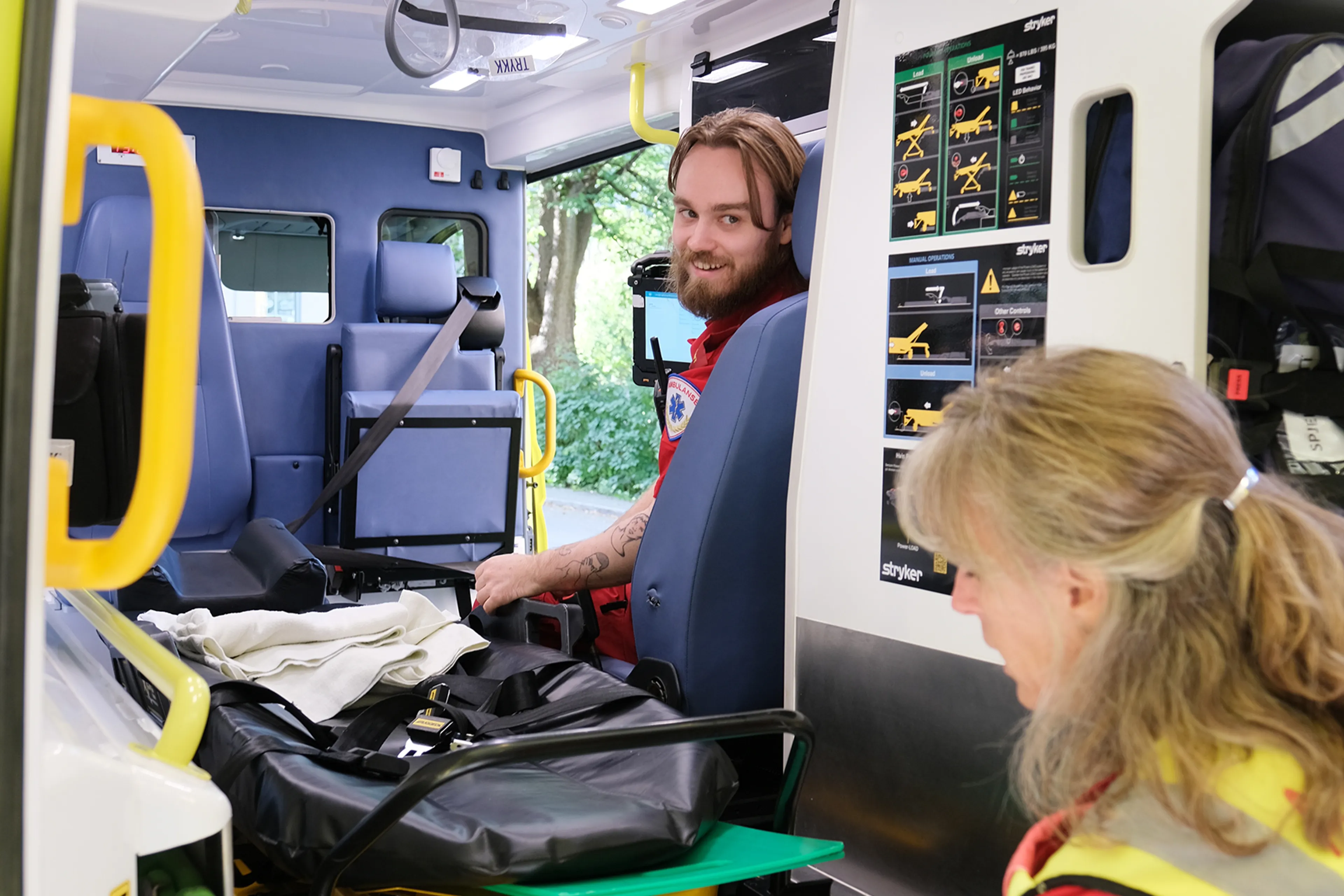 Helsepersonell i ambulanse