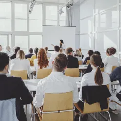 En gruppe mennesker som sitter i stoler