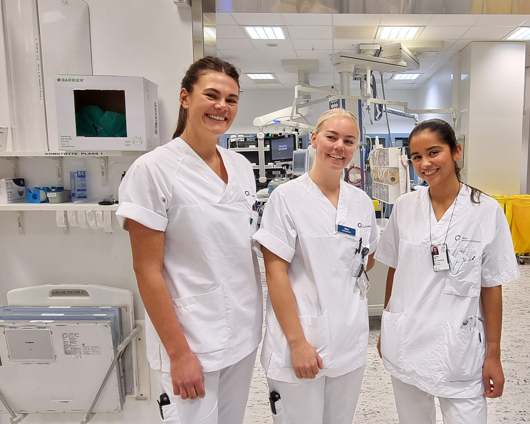 3 kvinnelige sykehusansatte i hvite uniformer