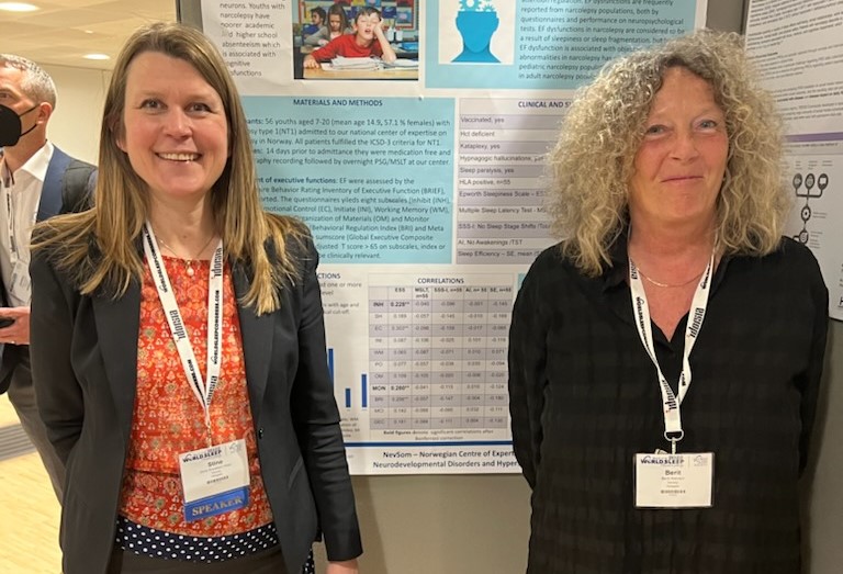 Stine og Berit ved poster