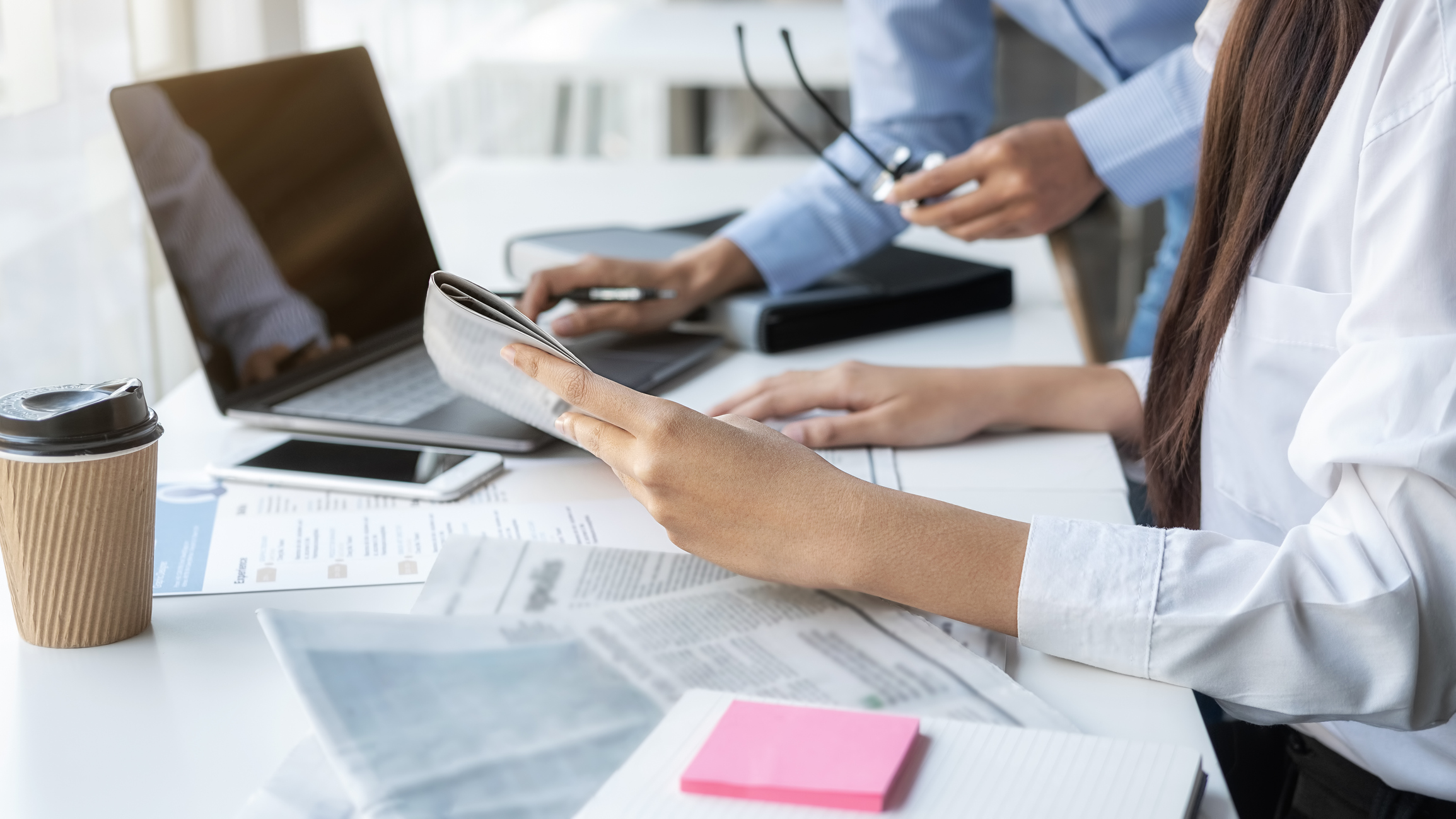 Noen få personer som jobber på en bærbar datamaskin